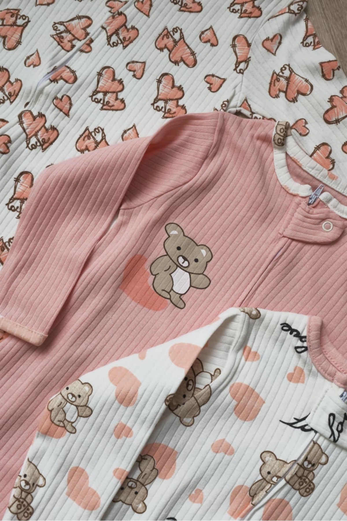 Fermuarlı Kalpli Ayı Desenli Kız Bebek Tulumu %100 Pamuk | 9 Ay – 12 Ay – 18 Ay